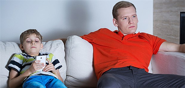 Deutschland bleibt sitzen In Deutschland sitzen viele Erwachsene und auch viele Kinder oft lange vor dem Fernseher.