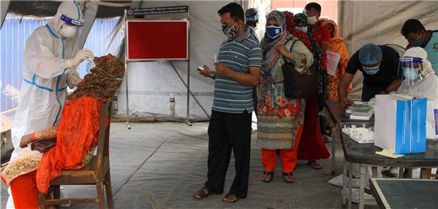 COVID-19 verschärft gesundheitliche Ungleichheit dramatisch In Dhaka, Bangladesh, werden Menschen am Shaheed Suhrawardy Medical College and Hospital auf COVID-19 getestet. Vor allem Frauen sind in der Pandemie weltweit von der Ungleichheit in der medizinischen Versorgung betroffen.