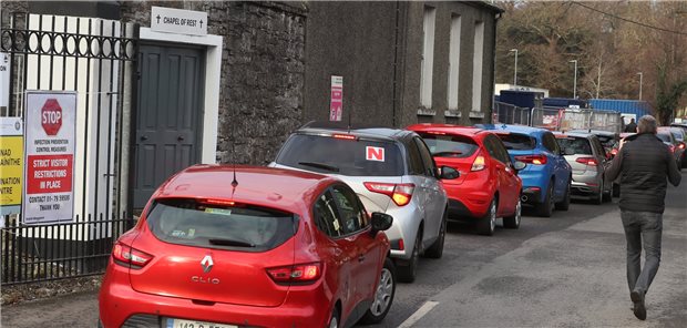 Irlands Kliniken nehmen fast nur noch COVID-19-Kranke auf In Dublin stehen am 16. Januar Autos Schlange vor einem Impfzentrum im Phoenix Park.