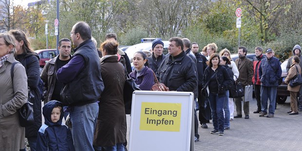 Abwrackprämie statt Pandemie-Impfung In Düsseldorf stehen Menschen Anfang November 2009 vor einem Impfzentrum Schlange. Nach dem ersten Ansturm ebbt die Nachfrage deutlich ab.