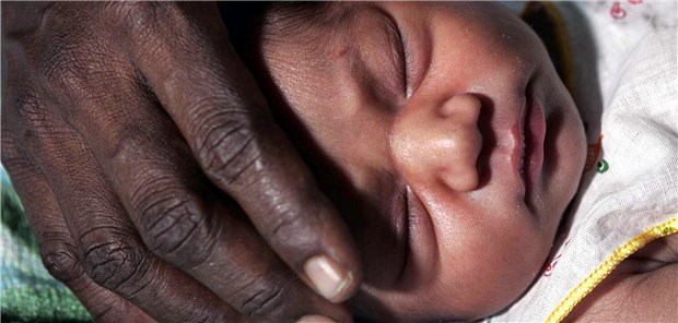 Kindersterblichkeit deutlich gesunken In Entwicklungsländern ist die Sterblichkeit von Kindern unter fünf Jahren in armen Familien doppelt so hoch wie in wohlhabenderen Haushalten.