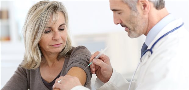 In Ergänzung zu den Impfzentren sind die Betriebsärzte bereit, Belegschaften ihrer Unternehmen die Corona-Vakzinierung anzubieten. Davor müssten aber noch einige Fragen geklärt werden.