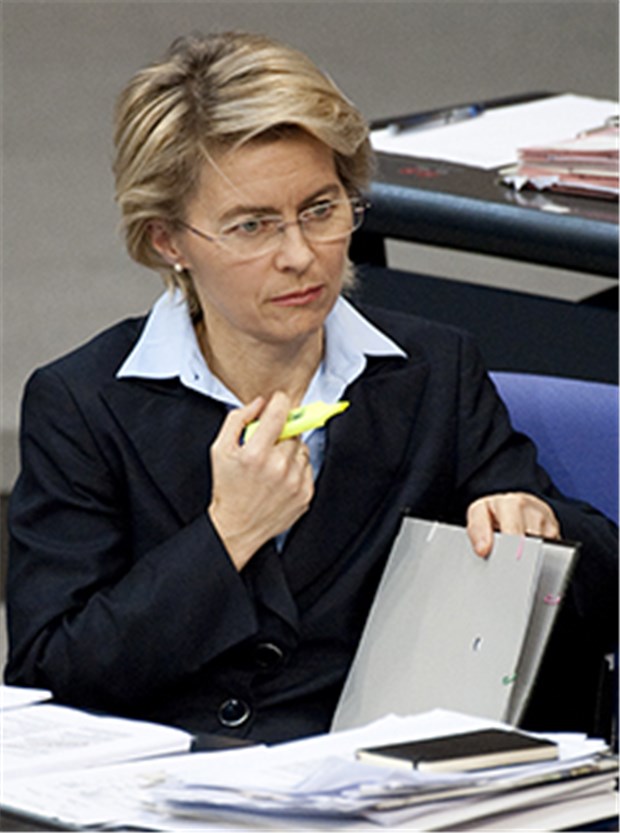 Zwangsumsiedelung von Hartz-IV-Empfängern in die GKV? In Gedanken: Bundesarbeitsministerin Ursula von der Leyen (CDU).