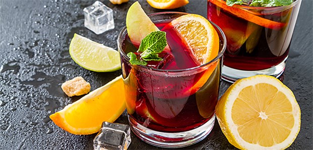 Fäkalerreger in Brötchen und Cocktails In Getränken von Barcelonas fliegenden Strandhändlern fand ein Labor zahlreiche Fäkalbakterien. Warum ausgerechnet nicht im Sangria?