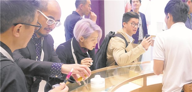 WHOs "Die or Quit"-Ansatz im Kritikerhagel In Japan sind Tabakerhitzer sehr beliebt. Im Tokioter IQOS-Store können Besucher die neuesten Tabakerhitzungssysteme testen.