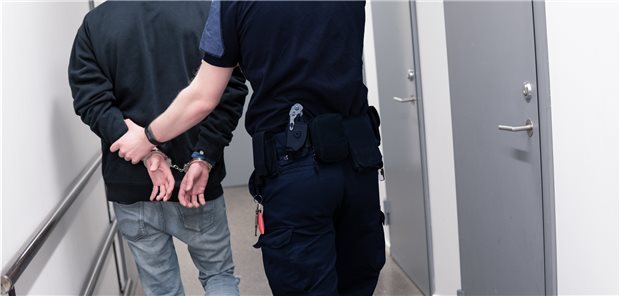 In Justivollzugsanstalten tut man sich mit der Behandlung drogenabhängiger Häftlinge oft noch schwer.