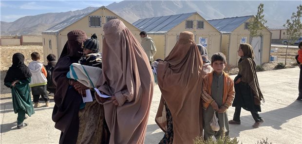 WHO warnt: Bald acht Millionen Afghanen ohne Zugang zu medizinischer Versorgung In Kabul tragen Mütter ihre Kinder, da diese – durch Unterernährung bedingt – nicht in der Lage sind, selbst zu laufen. Dies ist nur eine Facette der humanitären Krise in Afghanistan. Auch mit der Gesundheitsversorgung steht es unter dem Taliban-Regime offenbar nicht zum Besten, wie die WHO informiert – vor allem für Frauen und Mädchen.