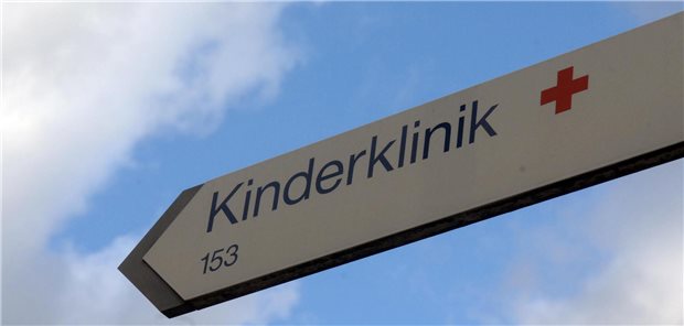 Destatis: Immer weniger Betten für Kinder in deutschen Kliniken Schild mit der Aufschrift "Kinderklinik".