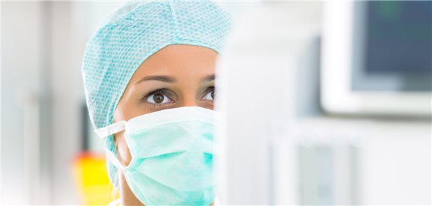 Maskenpflicht für Beschäftigte in Praxen und Kliniken: Das Sagen hat der Arbeitgeber In Klinik und Praxis doch noch mit Maske bei der Arbeit? Bei Gefährdung ihrer Mitarbeiterinnen und Mitarbeiter können Arbeitgeber entsprechendes anordnen.
