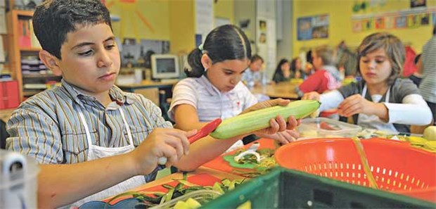 Lebensmittelbranche übt sich in Aufklärungsarbeit In Kooperation mit Schulen wollen Lebensmittelunternehmen Kinder für eine gesunde Ernährung sensibilisieren.
