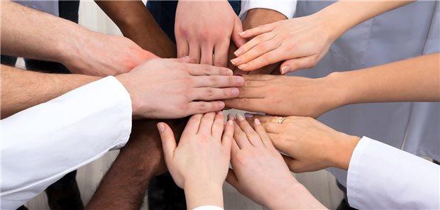 DKG: Ohne Menschen mit Migrationsgeschichte kollabiert die Versorgung In Krankenhäusern arbeiten viele, verschiedene Menschen aus unterschiedlichen Nationen zusammen. Ohne würde die medizinische und pflegerische Versorgung zusammenbrechen, so die Deutsche Krankenhausgesellschaft (DKG).