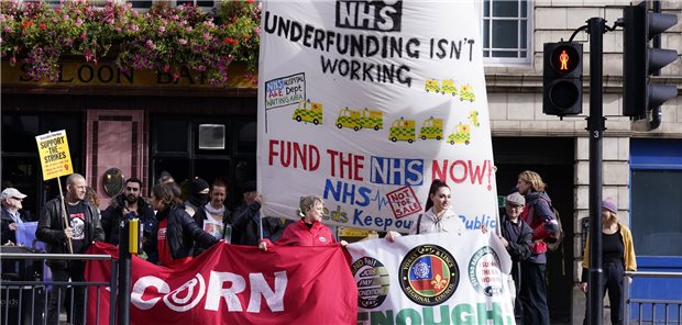 Brexit schreckt ausländisches Pflegepersonal ab In Leeds halten Menschen im Oktober während einer Kundgebung ein Banner mit der Aufschrift „Unterfinanzierung funktioniert nicht – finanziert den NHS (National Health Service) jetzt“. Die Auslöser der Demonstration waren steigende Energierechnungen und die Krise der Lebensunterhaltungskosten.