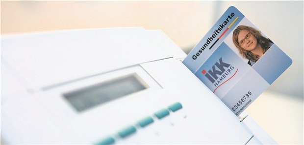 Droht das Aus für die E-Card? BMG dementiert energisch In Lesegeräten stecken die Gesundheitskarten schon – der Online-Anschluss soll jetzt bald folgen.