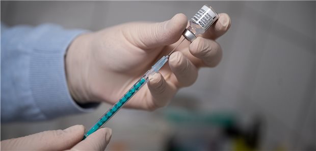 Die lettische Impfpflicht In Lettland wird eine Impfpflicht gegen Corona eingeführt. Arbeitgeber sollen Ungeimpfte ab Oktober kündigen dürfen.