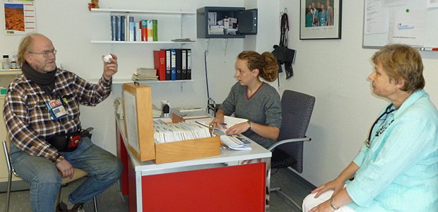 Keine ganz normale Arztpraxis In "Luthers Waschsalon" behandeln Ruth Kania und Dr. Gisela Holz-Gottswinter (r.) Obdachlose und Unversicherte.