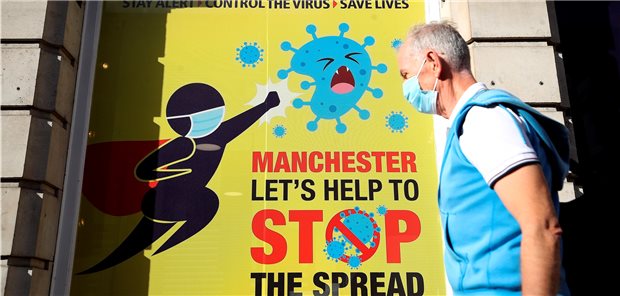 Betten-Notstand im Vereinigten Königreich In Manchester wird die Bevölkerung mittels Plakaten dazu aufgerufen, mitzuhelfen, die Ausbreitung von SARS-CoV-2 zu stoppen.