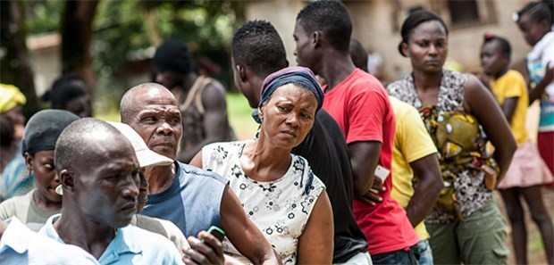 Jetzt droht eine Hungerkatastrophe In Monrovia warten im Oktober Tausende auf die Verteilung von Hilfsgütern duch Unicef. Den betroffenen Ländern in Westafrika droht durch Ebola möglicherweise noch eine viel schlimmere Hungerkatastrophe.