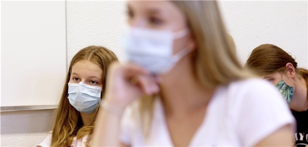 Kontroverse Ansichten zur Maskenpflicht im Unterricht In Nordrhein-Westfalen ist es für Schüler Pflicht, im Unterricht einen Mundschutz zu tragen. In den nördlichen Bundesländern gilt diese Pflicht überwiegend nur auf dem Schulgelände.