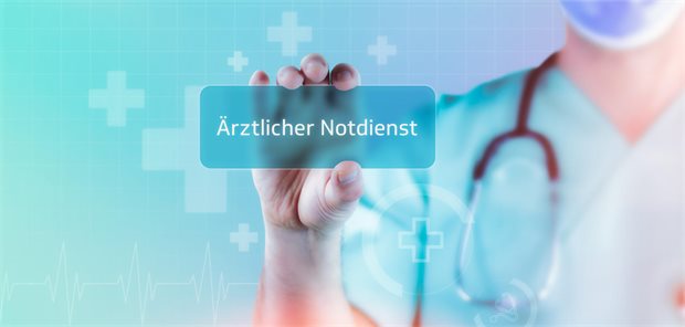 Arzt hält virtuelle Karte mit der Aufschrift "Ärztlicher Notdienst" in der Hand.