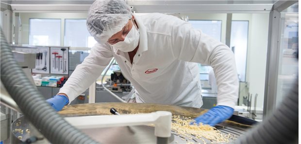 Takeda verdaut den Shire-Deal In Oranienburg bei Berlin produziert Takeda jährlich bis zu 6,7 Milliarden Tabletten und Kapseln. Das Werk geht zurück auf den Pantoprazol-Hersteller Altana, dessen Erbe Takeda mit der Übernahme Nycomeds (2011) antrat.
