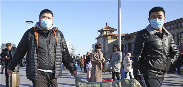 Übertragung von Mensch zu Mensch bei nCoV bestätigt In Peking schützen sich Menschen mit Schutzmasken vor einer Ansteckung mit dem neuartigen Coronavirus.