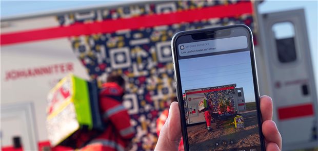 QR-Code gegen Unfall-Gaffer In Planung: Auf dem Smartphone erscheint der auf dem Rettungswagen angebrachte QR-Code, der die Botschaft „Gaffen tötet“ enthält.