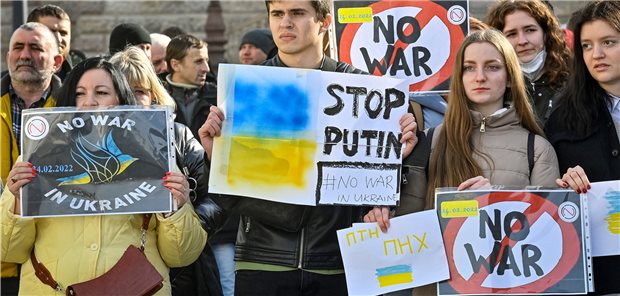 Ärzteorganisation IPPNW: „Wir wissen, was ein konventioneller Krieg bedeutet“ In Prag demonstrieren am Donnerstag Bürger gegen den russischen Angriff auf die Ukraine.