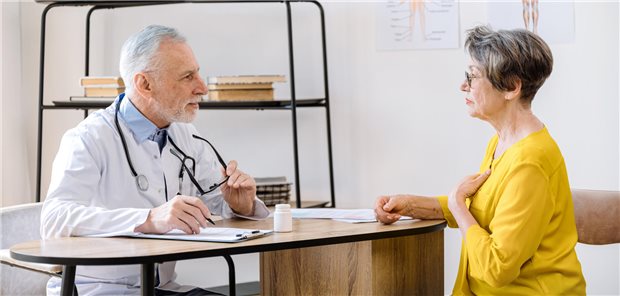 Rheinland-Pfalz: Mehr als jeder zweite Arzt ist über 50 Älterer Arzt mit Patientin