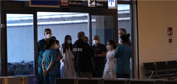 Deutschland plant keine generelle Corona-Testpflicht für China-Reisende In Rom wartet medizinisches Personal im Flughafen auf Passagiere eines Air China-Fluges aus Guangzhou: Italien hat Coronavirus-Tests für alle aus China einreisenden Flugpassagiere vorgeschrieben.