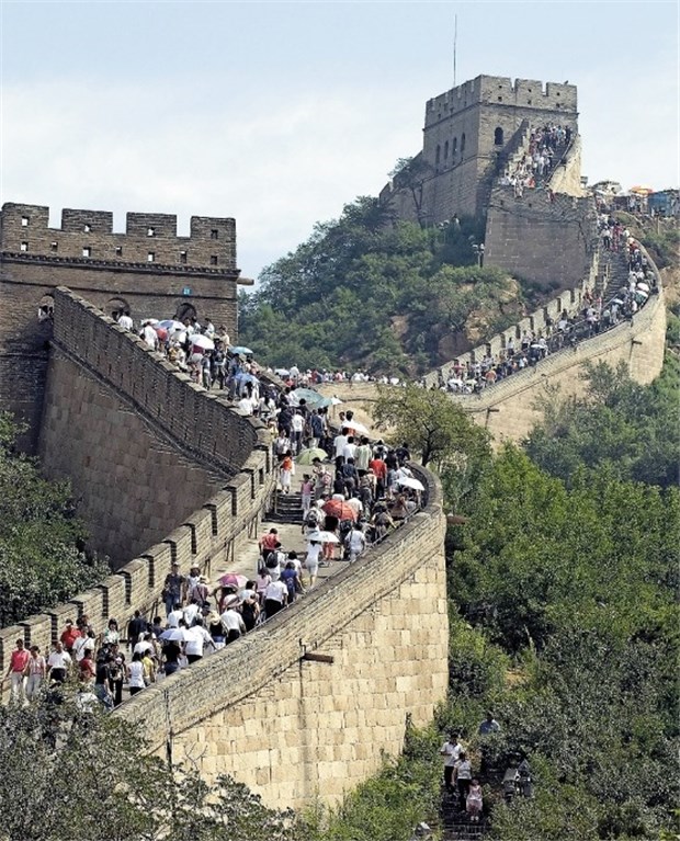 Keine China-Tour ohne Reiseapotheke! In Schlagweite von Peking: Chinesische Mauer bei Badalin. Viele Touristen drängt es aber weiter in den Westen - und damit wachsen Gesundheitsrisiken
