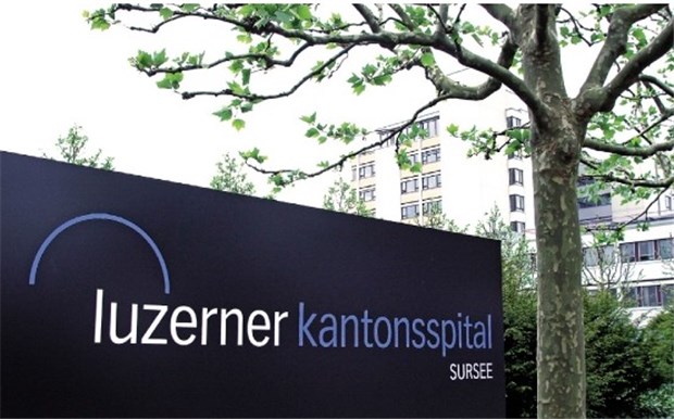 Tod eines Kleinkindes in der Notaufnahme erschüttert Schweizer In Schweizer Kliniken, wie hier am Luzerner Kantonsspital, gibt es insgesamt 150 Notfallstellen. Dort werden jährlich über 300 000 Patienten behandelt.