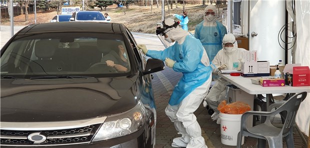 Klinik richtet Drive-in für Coronavirus-Test ein In Südkorea werden bereits viele Tests auf den Coronavirus im Drive-thru-Verfahren vorgenommen. Foto: YONHAPNEWS AGENCY/dpa