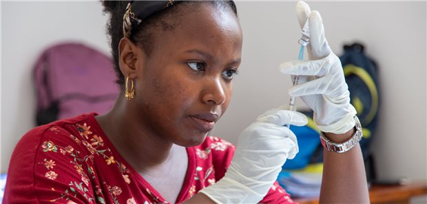 In Tansania zieht eine Frau den Malaria-Impfstoff R21/Matrix-M™ mit einer Spritze auf: An einer Phase-III-Studie zur neuen Malaria-Vakzine nehmen aktuell 4800 Kinder in Burkina Faso, Kenia, Mali und Tansania teil.
