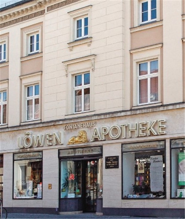 ... den ganzen Kram der Apothekerei an den Nagel zu hängen In Theodor Fontanes Geburtshaus in Neuruppin befindet sich seit über 300 Jahren eine Apotheke.