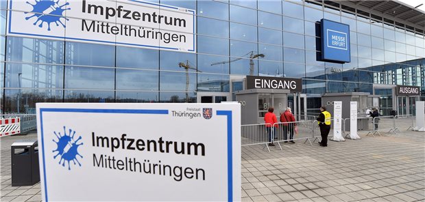 In Thüringen, hier das Impfzentrum in der Messe Erfurt, wird das Netz der Impfstellen bis zum Sommer schrittweise ausgedünnt.