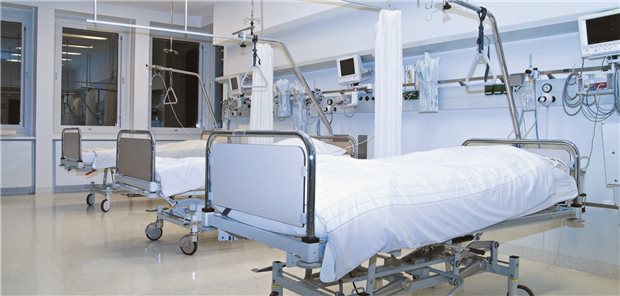 Bett in einem Krankenhaus