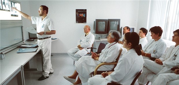Weitere Spitzenzentren für Krebskranke In Tumorkonferenzen werden individuelle Therapiepläne nach festgelegten Standards für jeden Patienten erstellt.