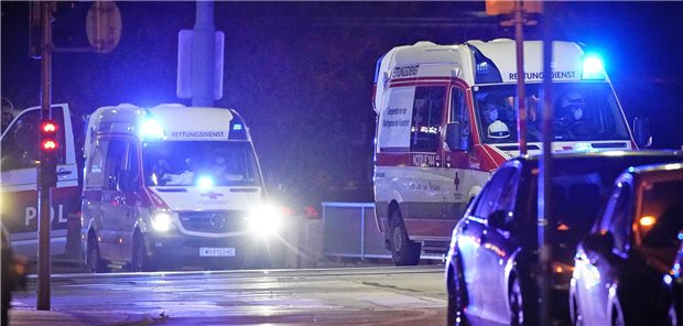 Unfallchirurgen haben Terrorpotenzial trotz Pandemie im Blick In Wien fahren am Montagabend nach dem Terrorangriff Rettungsfahrzeuge zum Einsatz. Die deutschen Unfallchirurgen verweisen darauf, für die Versorgung der Opfer ähnlicher Ereignisse in Deutschland strukturiert vorbereitet zu sein.