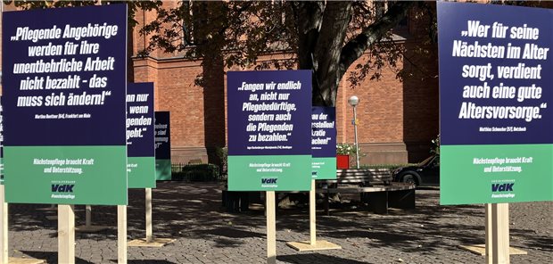 „Demo ohne Menschen“ begleitet Pflege-Debatte im Wiesbadener Landtag In Wiesbaden hat der VdK Hessen-Thüringen mit einer stillen Demonstration auf die Nöte pflegender Menschen hingewiesen worden.