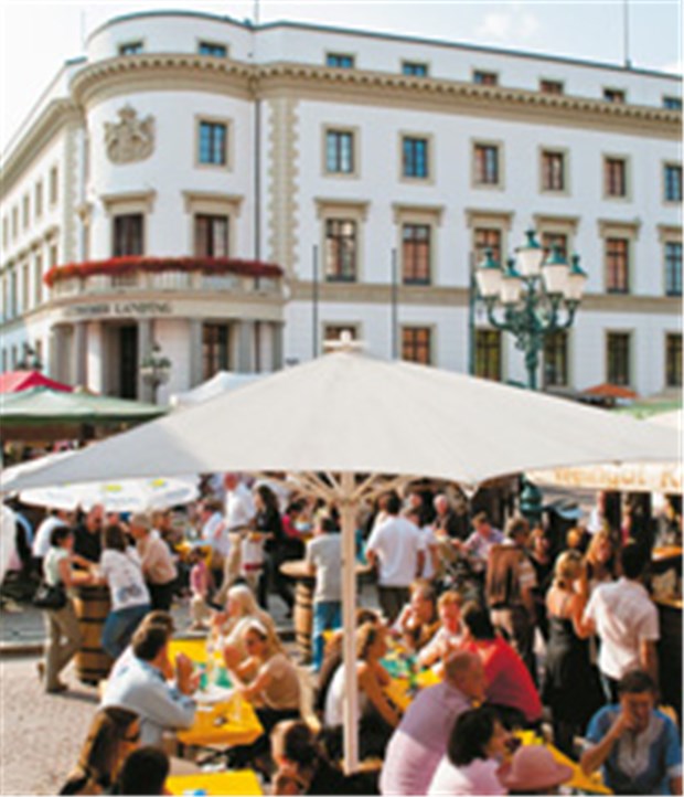 Wiesbaden - eine klassische Kurstadt mit Charme In Wiesbaden ist immer etwas los: zum Beispiel bei einem Straßenfest vor dem Landtag. © wrba / imago