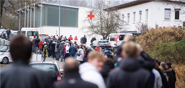 Infektionsschutzgesetz: Ärzte und Juristen reagieren gespalten auf Ampel-Pläne In Wunsiedel (Bayern) hat sich am Samstag eine lange Warteschlange vor einem Corona-Impfzentrum gebildet. Die Gesellschaft für Virologie fordert vom Gesetzgeber, eine Art „Not-Schutzschalter“ zu etablieren, um die Überlastung des Gesundheitswesens zu verhindern.
