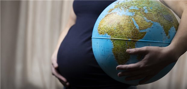 Klimawandel: Frauenärzte und Hebammen wollen Patientinnen über Gesundheitsfolgen aufklären In Zeiten des Klimawandels führen Mensch und Planet derzeit offensichtlich keine wirklich ressourcenschonende, innige Verbindung. Das soll sich ändern, Frauenärzte und Hebammen wollen ihre Patientinnen für die potenziellen gesundheitlichen Risiken des Klimawandels im Versorgungsalltag sensibilisieren.