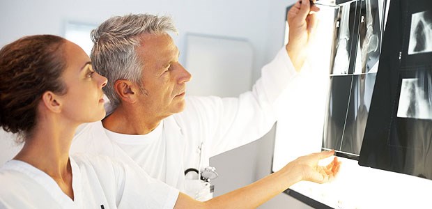 Pfleger auf Augenhöhe mit Ärzten In Zukunft könnten Ärzte und Pflegekräfte gemeinsam die Therapie des Patienten besprechen.