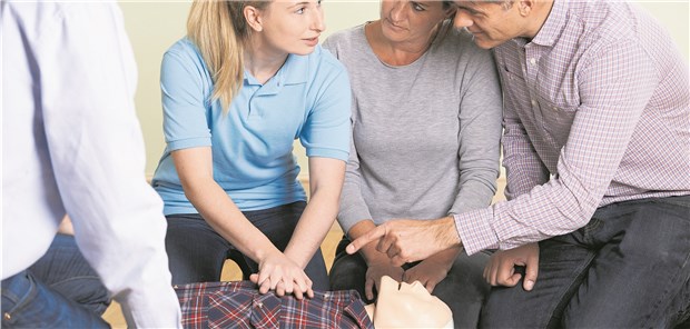 In ärztlichen Praxen sollte der Umgang mit Notfällen einmal im Jahr trainiert werden, so der Rat des Experten.