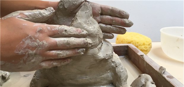Vom Zauber der Berührung In dem mit Ton gefüllten Holzrahmen können Kinder Entwicklungsschritte nachholen.