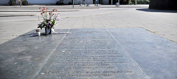 Diskussion um Naziopfer-Denkmal In den Boden eingelassene Gedenktafel vor der Philharmonie in Berlin: Eine der Gedenkstätten an die Opfer des Massenmords "Aktion T 4" .