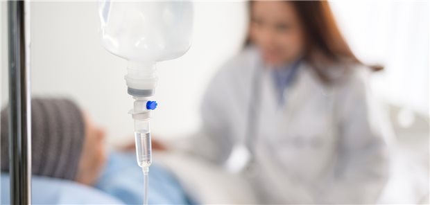 Zahl stationärer Krebsbehandlungen auf neuem Tiefstand In den Jahren 2020 und 2021 ist durch Corona die Zahl stationärer Krankenhausbehandlungen in vielen Bereichen gesunken. Besonders deutlich war dies auch bei Krebsbehandlungen zu beobachten. (Symbolbild mit Fotomodellen)