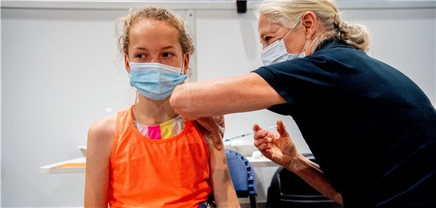 STIKO will COVID-19-Impfung für alle ab 12 Jahren empfehlen In den Niederlanden schon länger offiziell empfohlen, bald auch hierzulande: die COVID-19-Impfung für alle ab 12 Jahren.