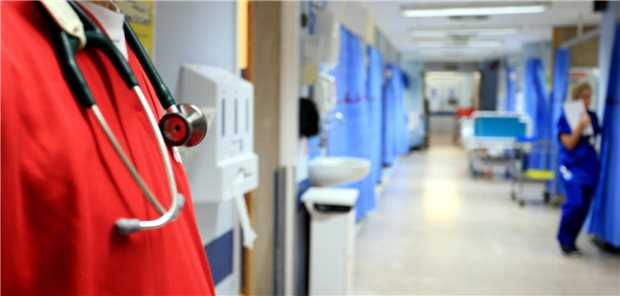 In den Notaufnahmen britischer Krankenhäuser gibt es einen Mangel an Fachärzten für Notfallmedizin. Das hat fatale Folgen.