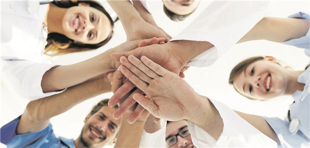 In den Pilotpraxen von HÄPPI soll Konzepte erprobt werden, damit Hausarztpraxen auch künftig noch dem Versorgungsdruck einer älter werdenden Gesellschaft standhalten können.